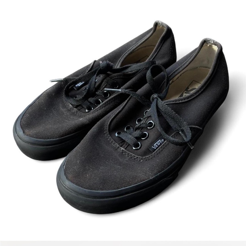 ✨ Black Vans Authentic
skateboarding shoes✨